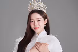 Kiều Duy trên trang chủ Miss International hưởng ứng tinh thần 2/9 với áo dài trắng. (Ảnh: CTV/Vietnam+)