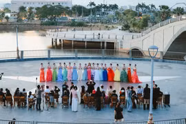 Một trong những hoạt động mở màn của cuộc thi là show diễn “Sắc màu hoàng hôn” diễn ra tại hồ điều hòa Hồ Sơn. (Ảnh: CTV/Vietnam+)