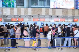 Người dân và du khách làm thủ tục tại nhà ga nội địa T1 sân bay quốc tế Nội Bài trong ngày cuối cùng của kỳ nghỉ lễ 30/4-1/5. (Ảnh: Quốc Khánh/TTXVN)