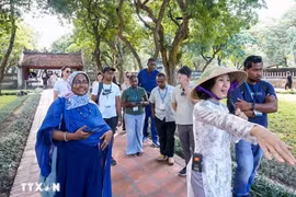 Du khách quốc tế tham quan Văn Miếu-Quốc Tử Giám. (Ảnh minh họa: TTXVN)