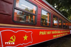 Sản phẩm đoàn tàu du lịch 2 tầng “Năm Cửa Ô” (The Hanoi Train) sẽ khai trương vào đúng dịp Cách mạng Tháng Tám thành công 19/8. (Ảnh: TTXVN)