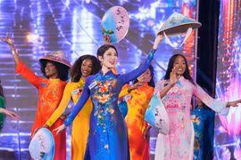 Các thí sinh quốc tế trình diễn áo dài truyền thống Việt Nam trên sân khấu khai mạc Miss World lần thứ 73. (Ảnh: CTV/Vietnam+)