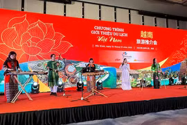 Biểu diễn nghệ thuật truyền thống mang đậm sắc màu văn hóa Việt tại Bắc Kinh, Trung Quốc. (Ảnh: Cục Du lịch Quốc gia)