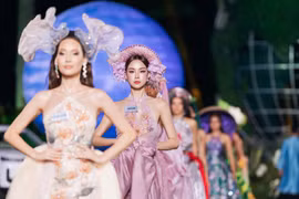 Những hình ảnh gắn với vẻ đẹp truyền thống của phụ nữ Việt mở màn chương trình cùng các nhan sắc quốc tế. (Ảnh: BTC)