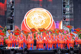 Màn trống hội hoành tráng khai mạc Gala “Vinh quang Công an nhân dân Việt Nam.” (Ảnh: Hoài Nam/Vietnam+)