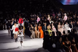 Thương hiệu thời trang Thái Lan tái hiện 2 trạng thái đối lập trên sàn runway Việt