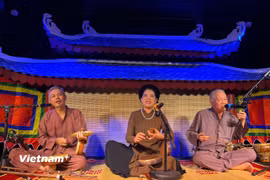 Nghệ sỹ nhân dân Xuân Hoạch (phải); Thạc sỹ nghệ thuật, nghệ nhân Tạ Hạnh (giữa) và nghệ sỹ Trần Koóng trình diễn trong không gian đậm dấu ấn văn hóa truyền thống của Cadao Collective. (Ảnh: Mai Mai/Vietnam+)