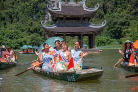Dàn thí sinh Miss Multicultural World 2026 thích thú khám phá di sản Tràng An. (Ảnh: CTV/Vietnam+)