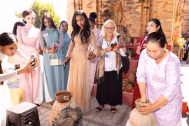 Du khách quốc tế xem nghệ nhân trình diễn nặn gốm ở Tháp bà Ponagar, Nha Trang, Khánh Hòa. (Ảnh: CTV/Vietnam+)