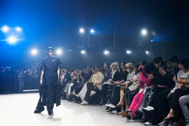 Nhà tạo mẫu Hàn Quốc “tái sinh” di sản truyền thống trên sàn runway Việt Nam