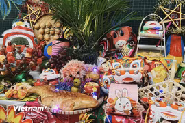 Sắc màu mâm cỗ Trung Thu truyền thống ở Hà Nội. (Ảnh: Mai Mai/Vietnam+)