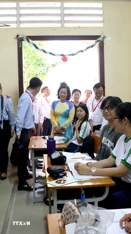 Thứ trưởng Bộ Giáo dục và Đào tạo Lê Tấn Dũng động viên tinh thần học sinh Trường THPT Lưu Văn Liệt ở tỉnh Vĩnh Long. (Ảnh: Lê Thúy Hằng/TTXVN)