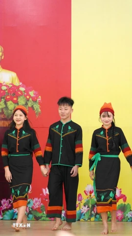 Trường Phổ thông Dân tộc nội trú Trung học phổ thông Quảng Trị biểu diễn bộ trang phục mới của đồng bào Chứt. (Ảnh: Thanh Thủy/TTXVN)