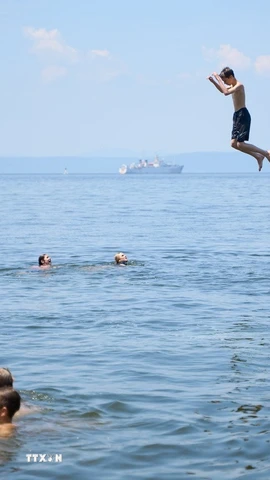 Người dân tắm biển tránh nóng tại Vladivostok, Nga. (Ảnh: THX/TTXVN)