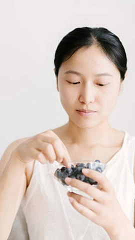 Việt quất là một trong nhiều loại quả mọng giúp làn da sáng mịn. (Ảnh: iStock)