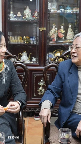 Tổng Giám đốc Thông tấn xã Việt Nam Vũ Việt Trang đến thăm và chúc Tết nguyên Phó Tổng Giám đốc Trương Đức Anh, ngày 31/1/2024. (Ảnh: TTXVN)