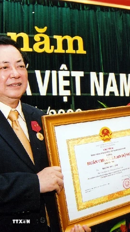 Phó Chủ tịch nước Trương Mỹ Hoa trao Huân chương Lao động hạng Nhì tặng Phó Tổng Giám đốc Thông tấn xã Việt Nam Trương Đức Anh nhân dịp kỷ niệm 61 năm Ngày truyền thống Thông tấn xã Việt Nam, tháng 9/2006.