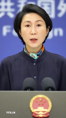 Người phát ngôn Bộ Ngoại giao Trung Quốc Mao Ninh phát biểu họp báo tại Bắc Kinh. (Ảnh: Kyodo/TTXVN)