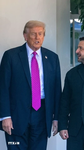 Tổng thống Mỹ Donald Trump (thứ 2, trái) trong cuộc gặp Tổng thống Ukraine Volodymyr Zelensky (phải) tại Nhà Trắng ở Washington, D.C., ngày 17/10/2025. (Ảnh: THX/TTXVN)
