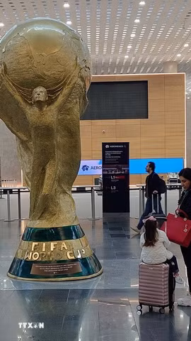 Mô hình cup vàng World Cup 2026 tại Sân bay quốc tế Benito Juárez, thủ đô Mexico City, Mexico. (Ảnh: Phi Hùng/TTXVN)