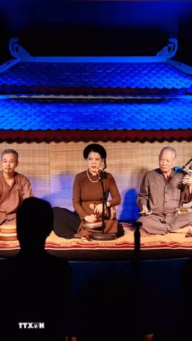 Giao lưu và trình diễn hát Xẩm tại không gian văn hóa sáng tạo CADAO Collective. (Ảnh: TTXVN phát)