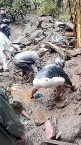 Cảnh sát và người dân địa phương tìm kiếm các nạn nhân sau trận lũ quét ở tỉnh Bắc Sulawesi. (Nguồn: Antara)