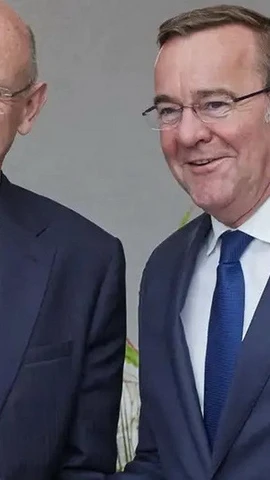 Bộ trưởng Quốc phòng Anh John Healey (trái) và người đồng cấp Đức Boris Pistorius. (Ảnh: DW)