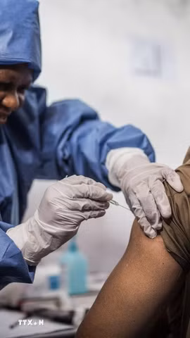 Nhân viên y tế tiêm vaccine phòng Ebola cho người dân tại Goma, Cộng hòa Dân chủ Congo, ngày 22/11/2019. (Ảnh: AFP/TTXVN)