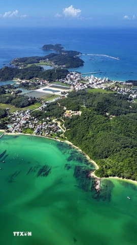 Đảo Cô Tô lớn nhìn từ trên cao. (Ảnh: Đức Hiếu/TTXVN)