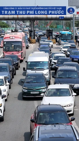 Giao thông cửa ngõ Thành phố Hồ Chí Minh tăng cao ngày cuối kỳ nghỉ Tết. (Ảnh: Hồng Đạt/TTXVN)