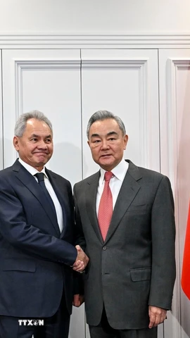 Bộ trưởng Ngoại giao Trung Quốc Vương Nghị và Thư ký Hội đồng An ninh Liên bang Nga Sergei Shoigu chủ trì vòng tham vấn an ninh chiến lược Trung-Nga lần thứ 20 ở Moskva, Nga, ngày 2/12/2025. (Ảnh: THX/TTXVN)