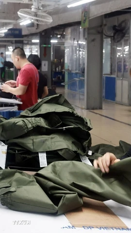 May hàng xuất khẩu sang thị trường EU tại Công ty May TNG (Thái Nguyên). (Ảnh: Trần Việt/TTXVN)