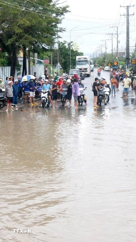 Nhiều tuyến đường trung tâm xã Hàm Thuận bị ngập sâu, các phương tiện không thể lưu thông. (Ảnh: Nguyễn Thanh/TTXVN)