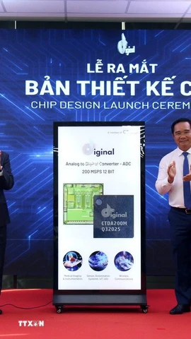 Chủ tịch UBND Thành phố Hồ Chí Minh và Chủ tịch CT Group thực hiện nghi thức ra mắt bản thiết kế chip. (Ảnh: Tiến Lực/TTXVN)