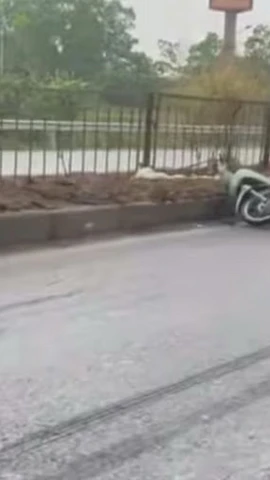 Bắc Ninh: Xe môtô đi ngược chiều va chạm ôtô tải khiến 1 người tử vong