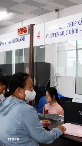 Người dân tại thành phố Cần Thơ đến giải quyết các thủ tục hành chính tại xã, phường. (Ảnh: Trung Hiếu/TTXVN)