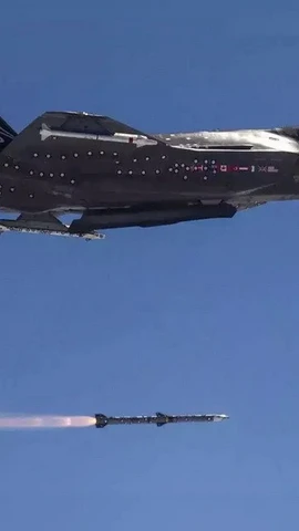 Máy bay F-35 đang thử nghiệm tên lửa AMRAAM. (Ảnh: Reuters)