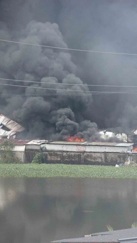 Chập điện, nhà máy giày da rộng hàng nghìn mét vuông ở Hải Phòng cháy lớn