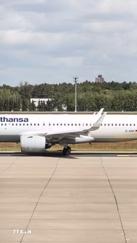 Máy bay của Hãng hàng không Lufthansa tại sân bay Tegel ở Berlin, Đức. (Ảnh: THX/TTXVN)
