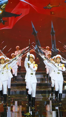 Một tiết mục trong buổi tổng duyệt chương trình nghệ thuật "Mệnh lệnh từ trái tim". (Ảnh: Cục Tuyên huấn)