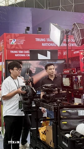 Khách tham quan khám phá công nghệ sáng tạo điện ảnh. (Ảnh: Phương Lan/TTXVN)