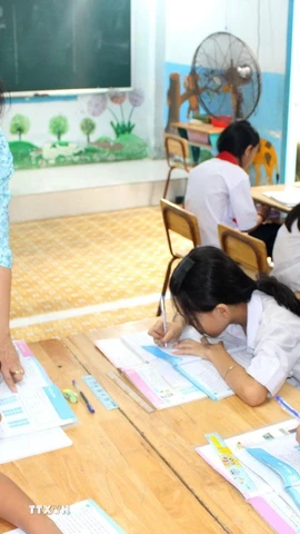 Cô Đỗ Thị Hạnh luôn dành tình yêu thương cho các trò kém may mắn tại Trường Tình thương, phường Phan Thiết, tỉnh Lâm Đồng. (Ảnh: Hồng Hiếu/TTXVN)