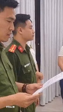 Cơ quan Công an tiến hành khám xét khẩn cấp chỗ ở và địa điểm livestream bán hàng, kho hàng của đối tượng Nguyễn Thị Thu Hường, tháng 7/2025. (Ảnh: TTXVN phát)