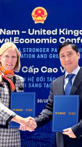 Ông Ngô Chí Dũng, Chủ tịch Hội đồng quản trị kiêm Tổng Giám đốc Công ty Vaccine Việt Nam (VNVC) và bà Kaja Natland, Phó Chủ tịch cấp cao GSK vùng châu Á-Thái Bình Dương, khu vực Quốc tế trao văn kiện nâng tầm hợp tác. (Ảnh: Hà Ngân/Vietnam+)