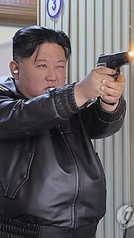 Hình ảnh này do Thông tấn xã Trung ương Triều Tiên (KCNA) công bố cho thấy nhà lãnh đạo Triều Tiên Kim Jong Un thử bắn súng lục tại trường bắn trong chuyến thị sát một nhà máy sản xuất vũ khí cầm tay hạng nhẹ cùng với con gái Ju-ae. (Nguồn: Yonhap)