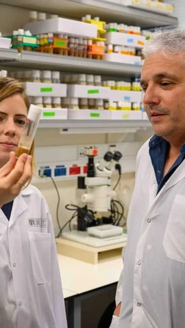 Tiến sỹ Tslil Braun (trái) và Giáo sư Eli Arama trong phòng thí nghiệm. (Nguồn: Viện Weizmann)