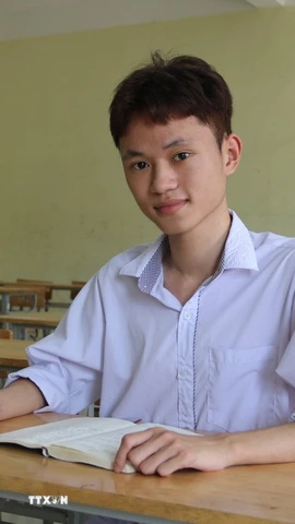 Em Trần Hữu Thịnh (lớp 12A1, trường THPT Hưng Nhân, tỉnh Hưng Yên) - một trong 8 thủ khoa tổ hợp A00 toàn quốc. (Ảnh: Thu Hoài/TTXVN)