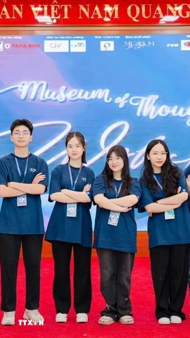 Em Nguyễn Lê Hiền Mai (thứ 4, từ trái sang) tham gia Ban tổ chức chương trình "Museum of Thought” - một dự án Trại Hè tâm lý học nhằm hỗ trợ tinh thần cho trẻ vị thành niên. (Ảnh: TTXVN phát)