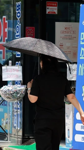 Người dân đi ngang qua một hiệu thuốc ở trung tâm Seoul. (Ảnh: koreaherald)