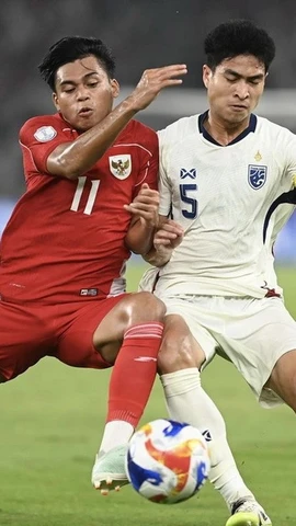 U23 Thái Lan và U23 Indonesia tạo nên một trận đấu nghẹt thở và hấp dẫn từ đầu đến cuối. (Ảnh: Kompas)